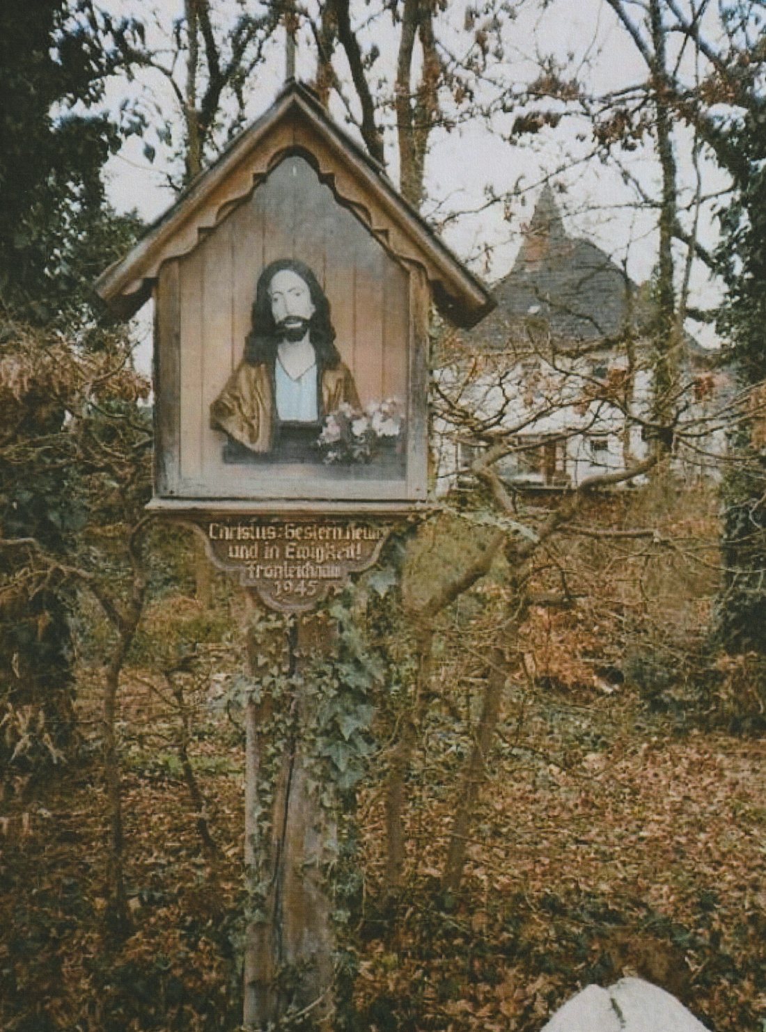 Der Bildstock von vorn mit der bemalten Herz-Jesu-Büste und der Inschriftentafel