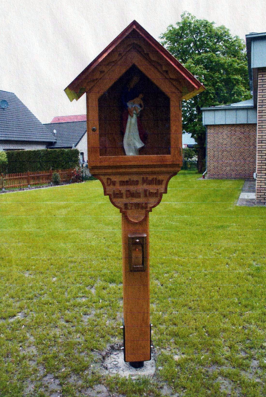 Der neue Eichenholz-Bildstock mit Marienstatue in der Nische, auf einer Wiese stehend
